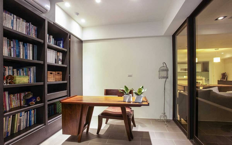 点击大图看下一张：都市简约风四居装修图片大全