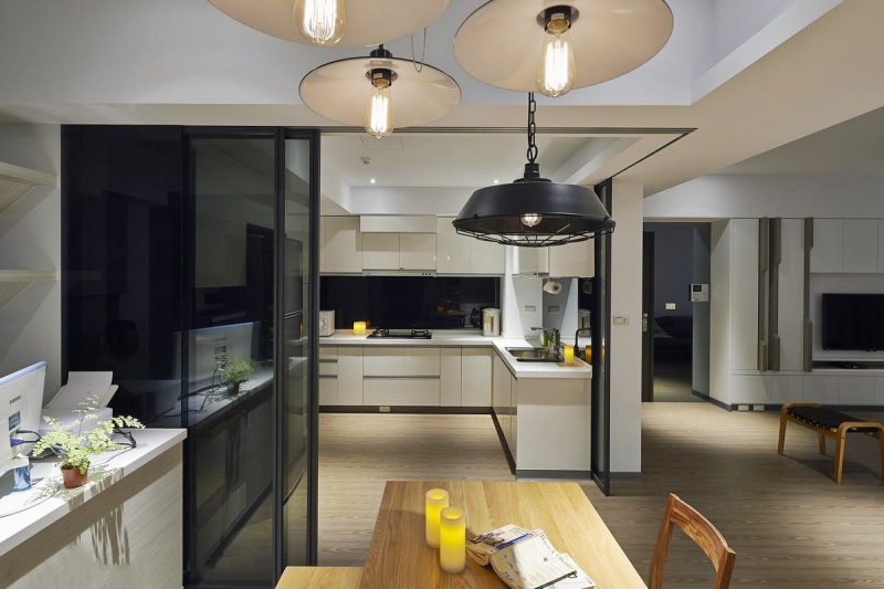 点击大图看下一张：现代时尚80平两居装修效果图