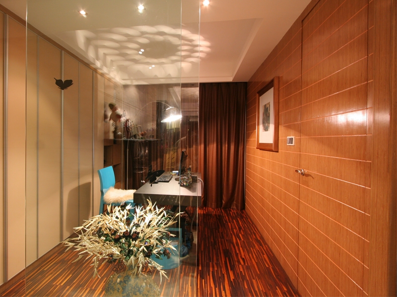 点击大图看下一张：原木现代三居室装潢案例