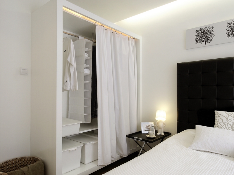 点击大图看下一张：纯白简约风三居室装潢案例