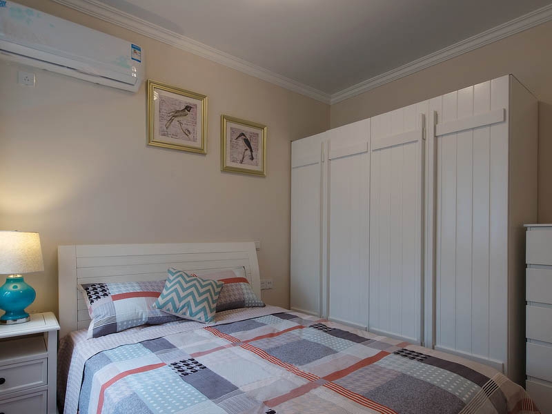 点击大图看下一张：舒适简美两居室装修设计