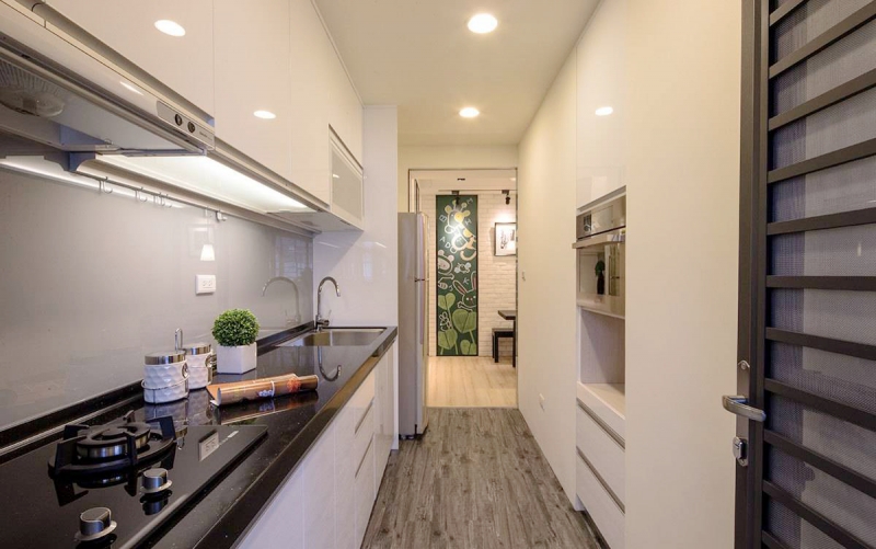 点击大图看下一张：现代温馨68平三居装修效果图