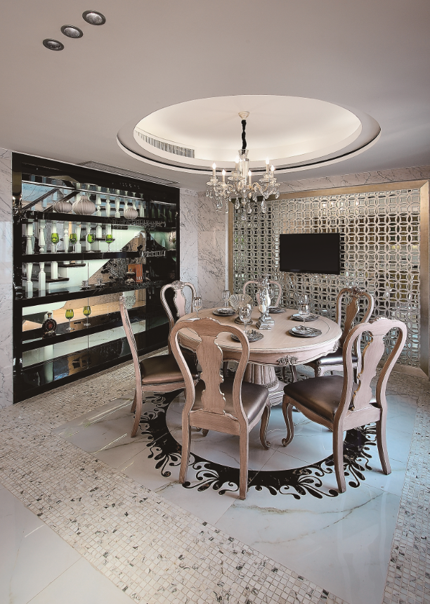 点击大图看下一张：高贵华美欧式别墅装潢精品案例