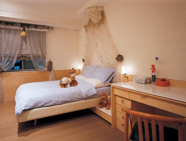 点击大图看下一张：三代同堂混搭风格温馨四居室装潢案例