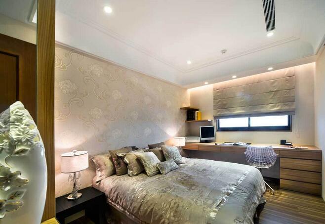 点击大图看下一张：银灰色新古典风格三居室装潢案例