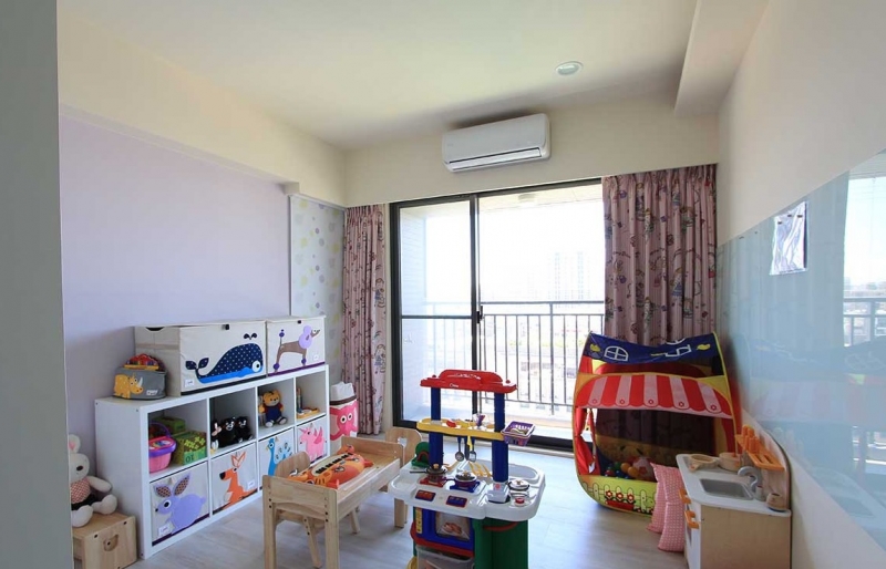 点击大图看下一张：童趣简约三居室装潢设计