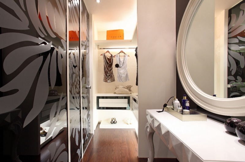 点击大图看下一张：艺术奢华新古典主义三居家装案例