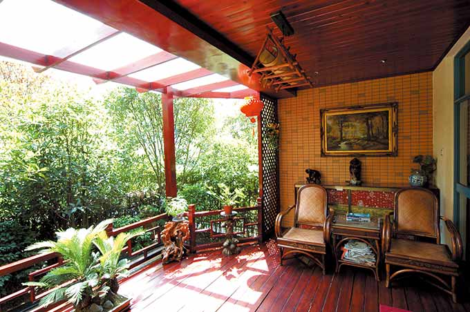 点击大图看下一张：豪华东南亚风三居室装修效果图