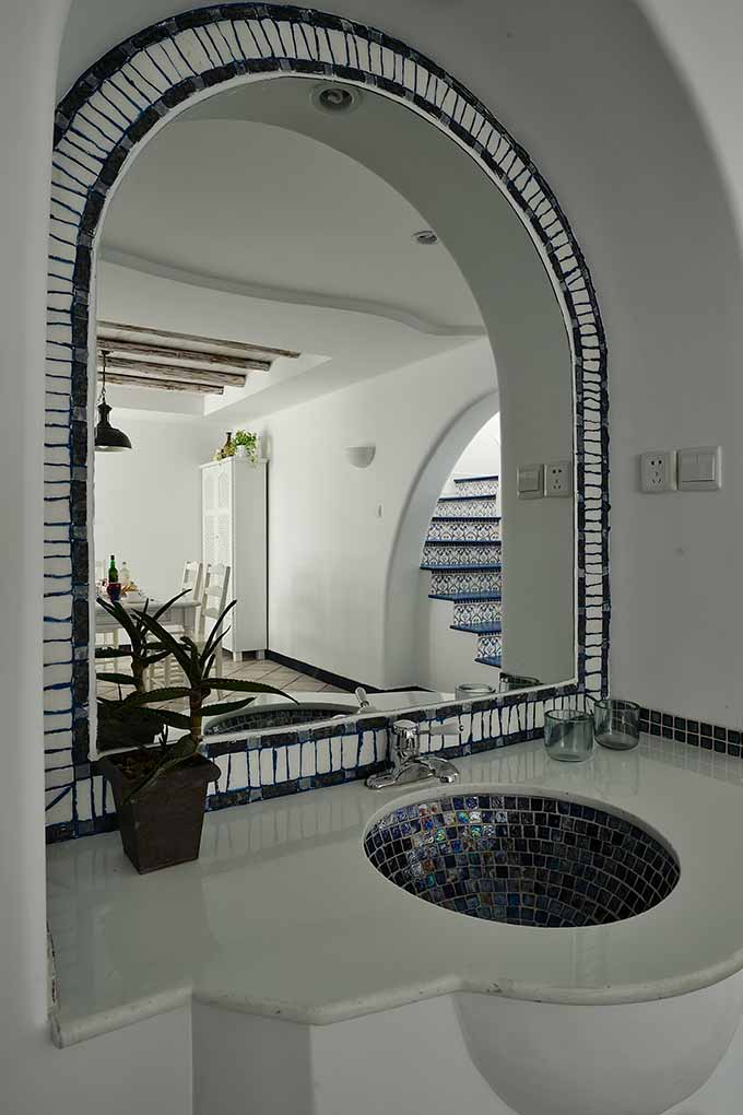 点击大图看下一张:简约地中海式别墅装修效果图实例