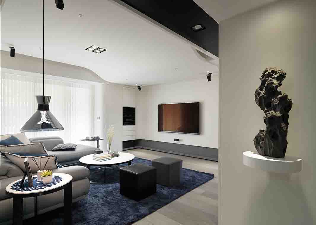 点击大图看下一张：黑白灰现代二居室设计