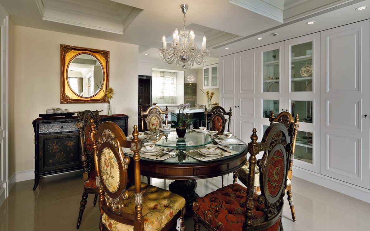 点击大图看下一张:新古典两居装修效果图