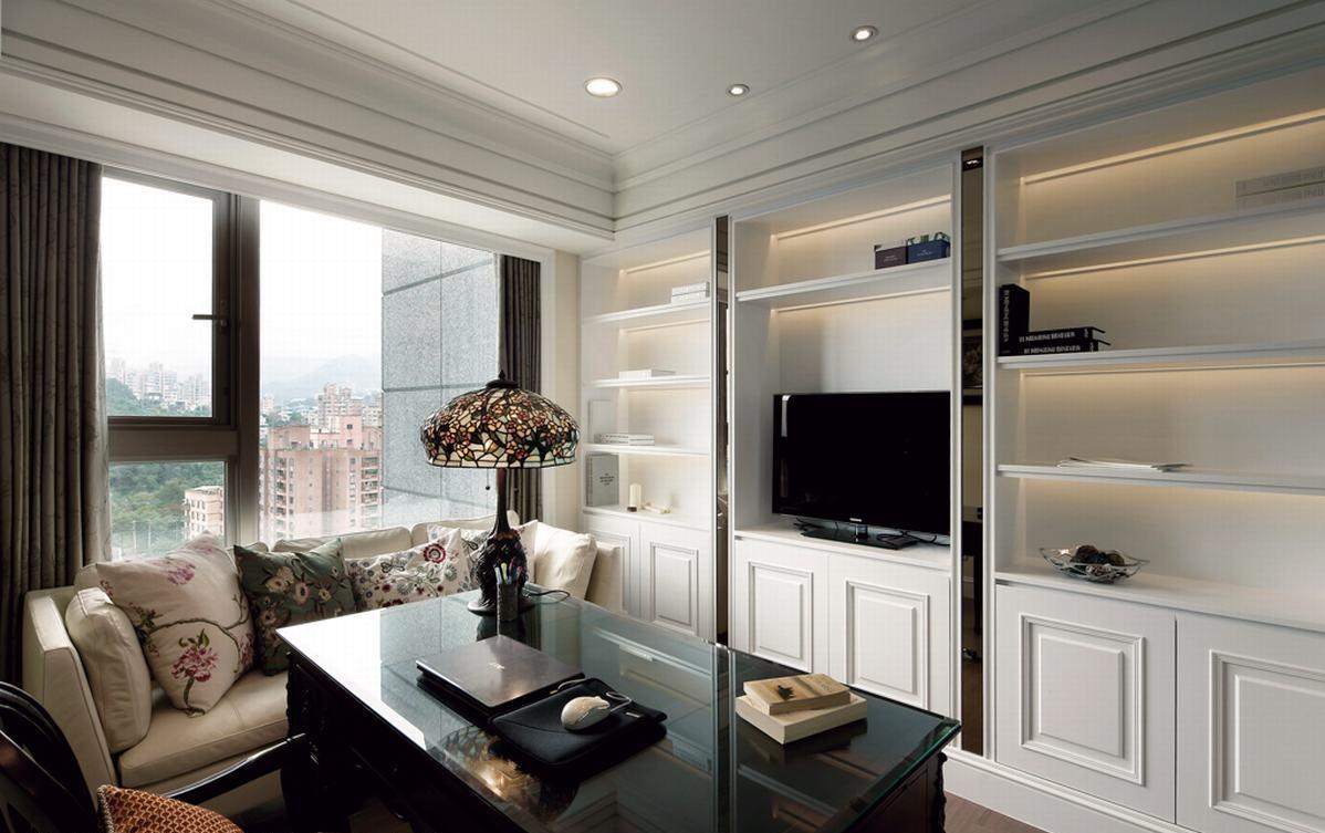 点击大图看下一张:新古典两居装修效果图