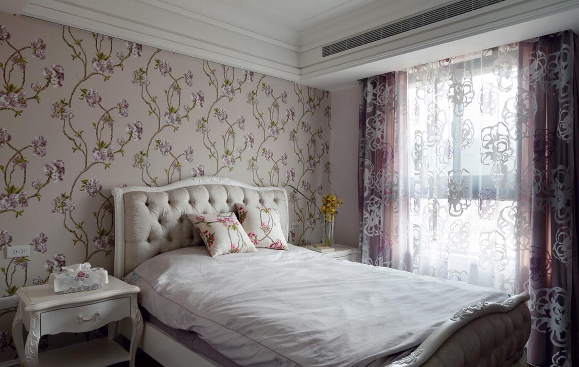 点击大图看下一张:新古典两居装修效果图