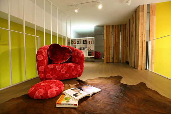 点击大图看下一张：现代两室一厅装修案例赏析