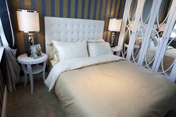 点击大图看下一张:现代奢华两居室装修效果图