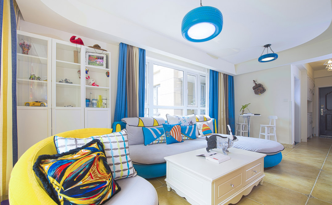点击大图看下一张：彩色地中海三居室设计案例