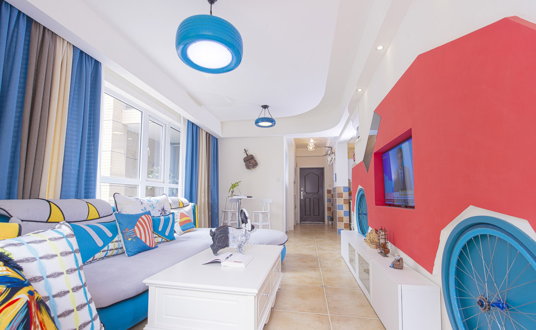 点击大图看下一张：彩色地中海三居室设计案例