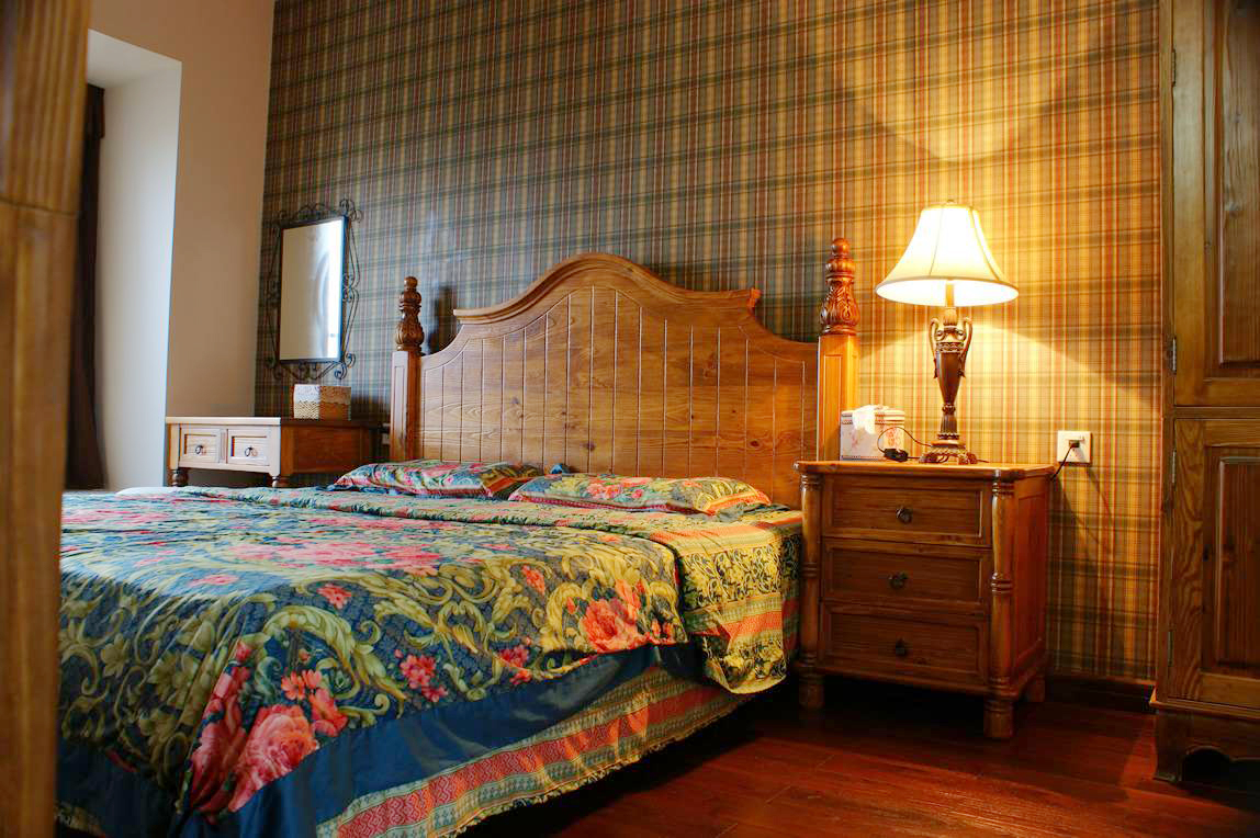 点击大图看下一张：东南亚装修风格三居效果图