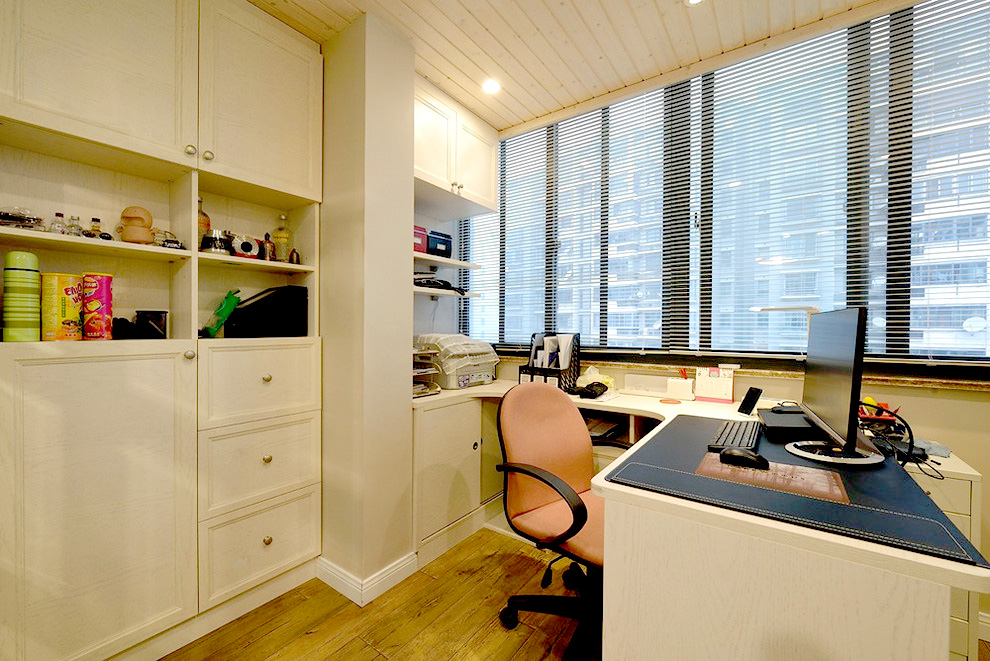 点击大图看下一张：裸色清新简约三居装修效果图