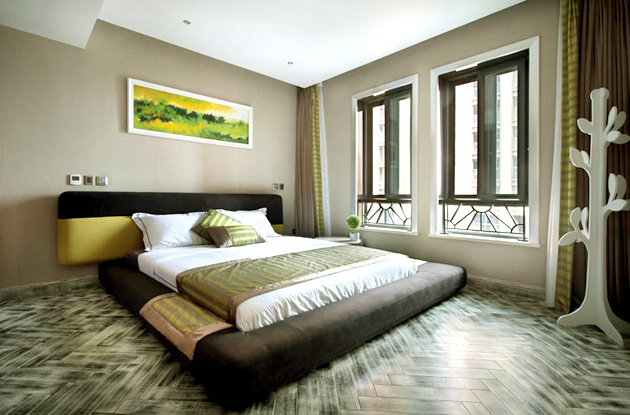 点击大图看下一张:极简创意四居装修效果图