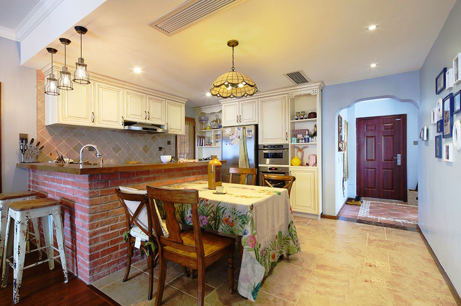 点击大图看下一张：美式田园120平米三室两厅效果图