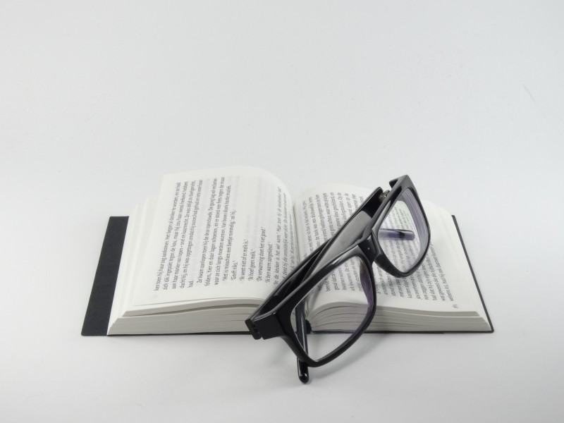 点击大图看下一张：摆在书本上的眼镜图片