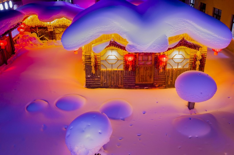 点击大图看下一张：灯光下的雪乡风景图片