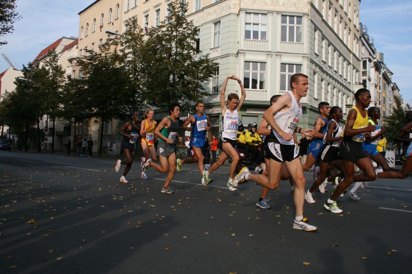 点击大图看下一张：考验耐力的马拉松运动图片