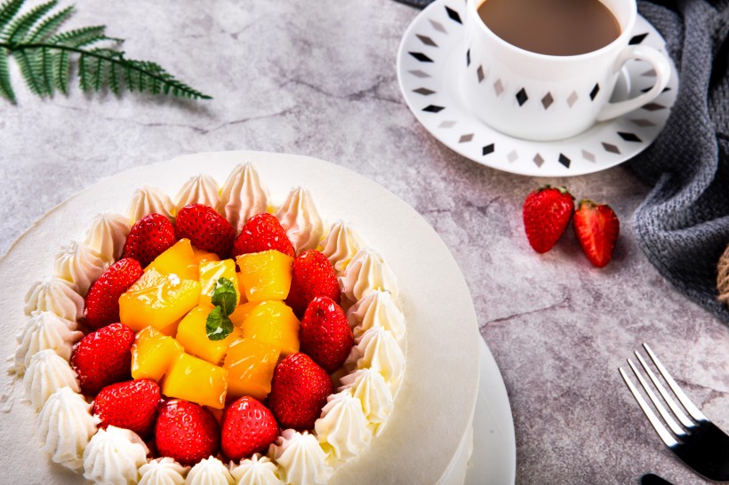 点击大图看下一张：草莓水果奶油蛋糕图片