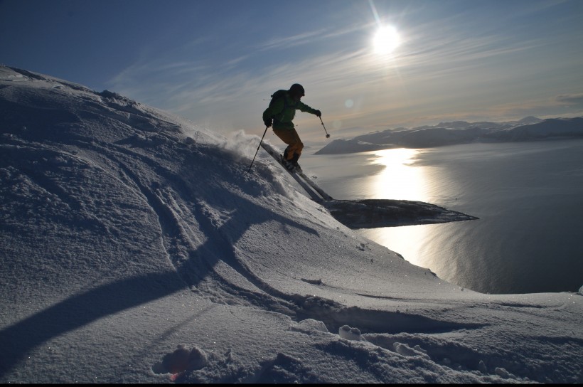 点击大图看下一张：户外滑雪运动图片