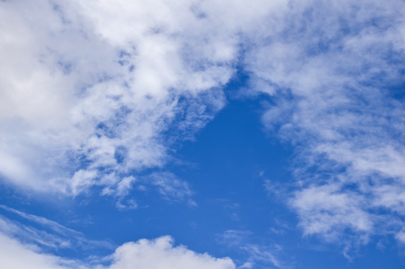 点击大图看下一张：高空中洁白的云朵图片