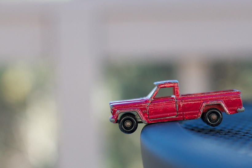 点击大图看下一张：红色的玩具车图片