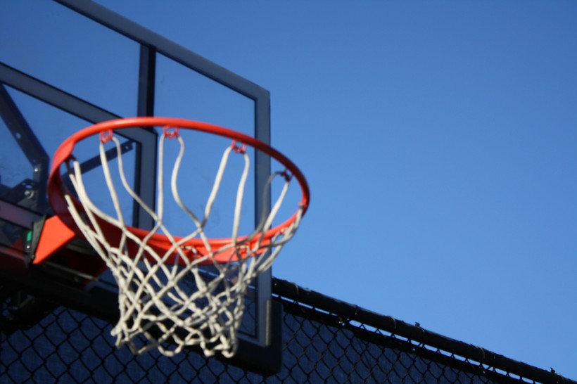 点击大图看下一张：篮球场上的篮球框图片