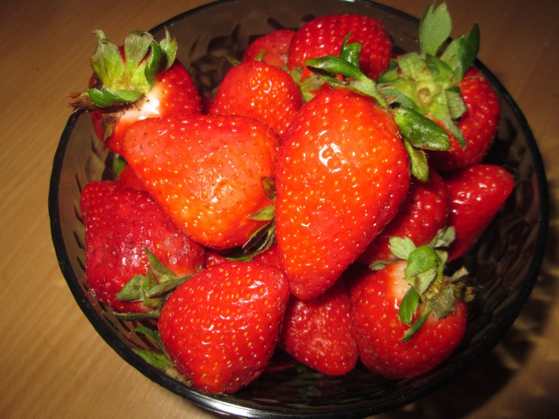 点击大图看下一张：颜色鲜红的草莓图片