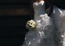 新娘拿着鲜花的图片_10张