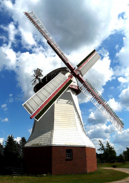 点击大图看下一张：高大的荷兰风车图片