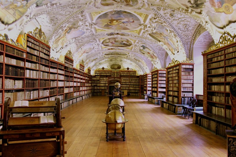 点击大图看下一张：整洁安静的图书馆图片