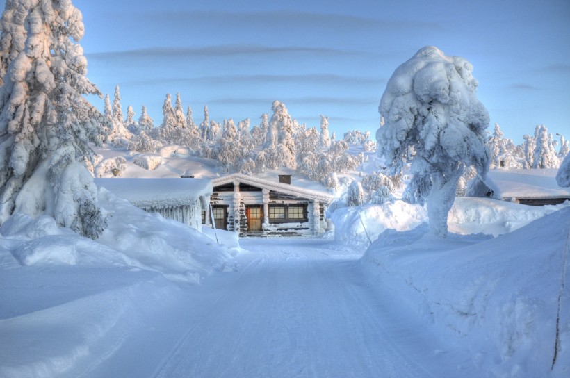 点击大图看下一张：雪中的小屋图片