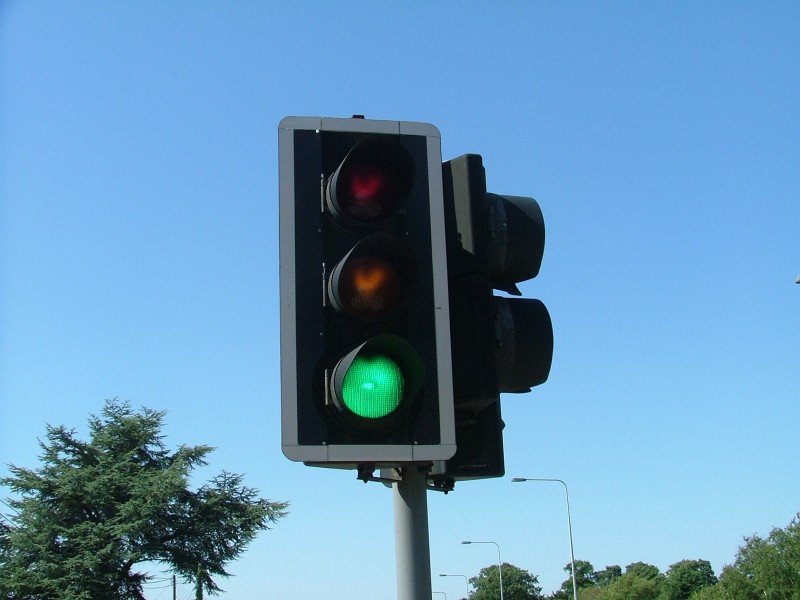 点击大图看下一张：道路上的红绿灯图片