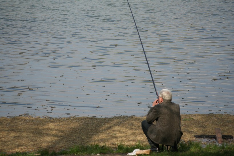 点击大图看下一张：休闲钓鱼的人图片