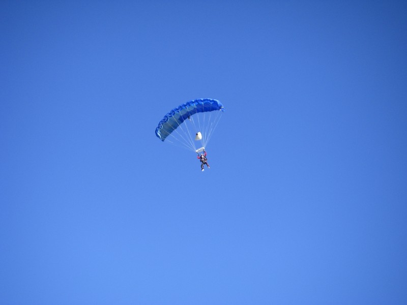 点击大图看下一张：有挑战性的滑翔伞运动图片