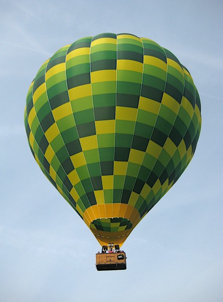 点击大图看下一张：一个空中飘荡的热气球图片