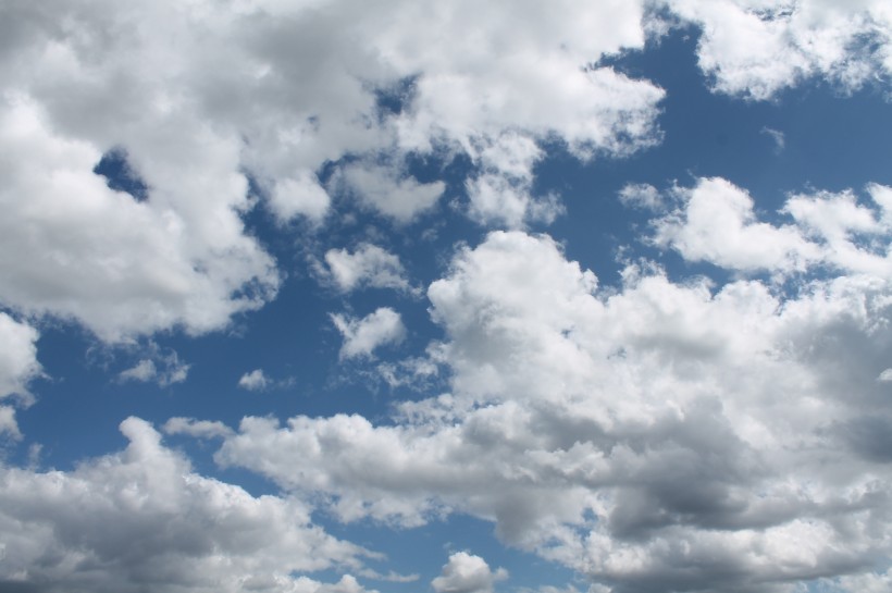 点击大图看下一张：高空中洁白的云朵图片