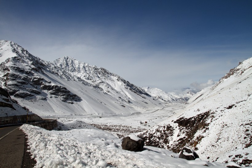 点击大图看下一张：巍峨秀丽的雪山图片