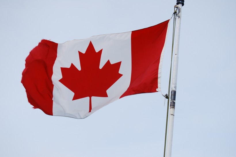 点击大图看下一张：飘扬的加拿大国旗图片
