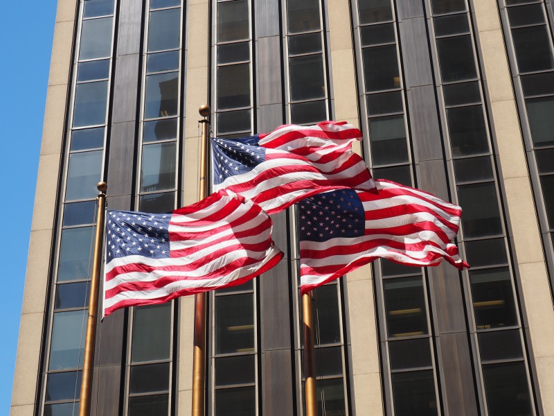 点击大图看下一张：旗杆上的飘扬的美国国旗图片