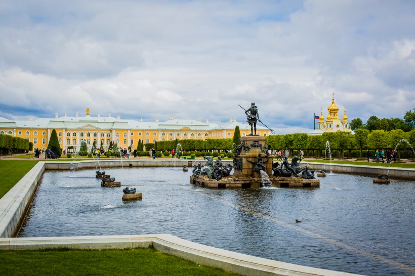点击大图看下一张：俄罗斯圣彼得堡夏宫建筑风景图片