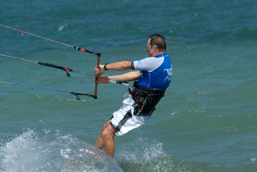 点击大图看下一张：有趣的风筝冲浪图片