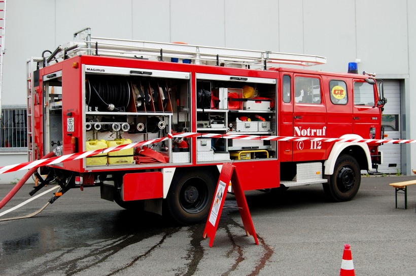 点击大图看下一张：紧急救火的消防车图片