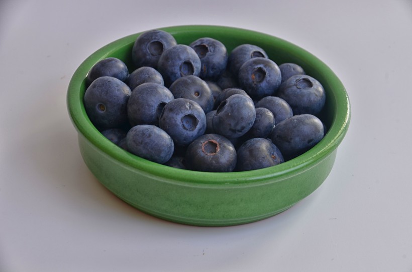 点击大图看下一张：小巧精致的蓝莓图片